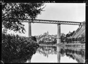 Znaim (Znojmo, Tschechische Republik). Blick auf die Stadt mit Eisenbahnbrücke über die Thaya