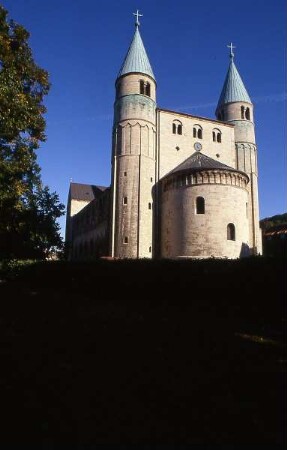 Gernrode - Romanische Stiftskirche : Die romanische Stiftskirche von Gernrode, aufgenommen ca. 2000