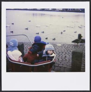 Kinderwagen am Meer in Reykjavik
