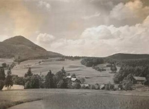 Nieder-Lichtenwalde (Dolní Světlá). Blick vom Hang des Plissenberges (Plešivec) über Nieder-Lichtenwalde (Dolní Světlá) zur Lausche
