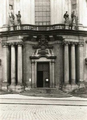 Prag-Kleinseite. St. Nikolauskirche (1704-1711, C. Dientzenhofer), Portal (1713)