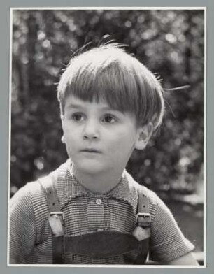 Portrait eines Jungen mit Hemd und Lederhose