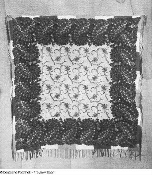 Weberei mit Applikation : Unbekannter Künstler. Decke mit Appliktion. Stoff, gewebt, appliziert. [Bautzen, Stadtmuseum, Ausstellung "Spinnen und Weben", 1946/1947]