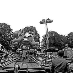 Volks- und Schützenfest: Fest- und Schützenplatz, Jersbeker Straße: Karussell, Kind in Elefanten-Gondel in Luft: hinten Karussell "Sturzbomber": rechts Zuschauer, 2. August 1981