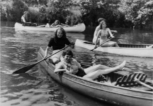 Paddeln ist ein schönes Freizeitvernügen in den 40-igern. Lebhafter "Schiffsverkehr" auf der Oberalster