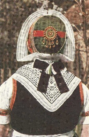 Kopfputz einer Brautjungfer aus Schleife : Kleidung - Schleifer Tracht. Kopfputz einer Brautjungfer (družka) zur "jungen Hochzeit".
