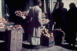 Reisefotos. Marktszene (vielleicht in Ägypten). Obst- und Gemüsehändler
