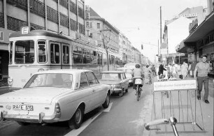 Auto-, Straßenbahn- und Fahrradverkehr in der Kaiserstraße