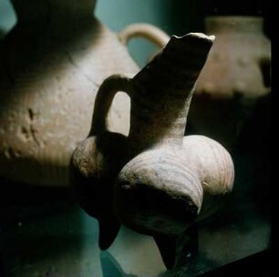 Iraklion. Archäologisches Museum, V3. Dreifach-Kernos im Agios-Onufrios-Stil, um 2500 v. Chr