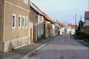 Dorfstraße mit dichtem Ensemble traufständiger Häuser