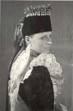 Braut aus Nebelschütz : Kleidung - katholische Tracht. Ort: Njebjelčicy / Nebelschütz. Katholische Braut.