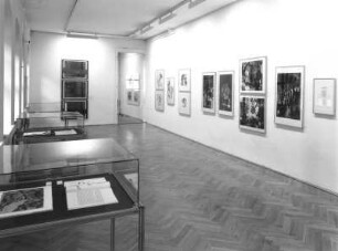 Dresden-Neustadt. Ausstellung "Unter Druck - Graphik, Kunstbuch, Objekte" vom 17.12.1995-25.1.1996. Raumaufnahme (mit Werken von Jürgen Schieferdecker, Anne-Kathrin Schmidt und W. Richter)