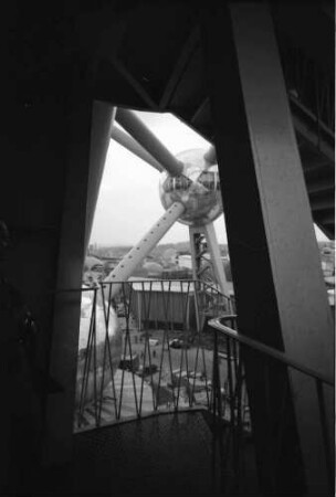Brüssel: Ausblick von Treppe auf Atomium