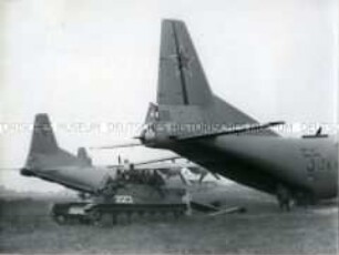 Sowjetische Transportflugzeuge und polnische Luftlandetruppen beim Manöver "Oktobersturm"