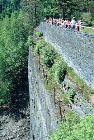 Schiefermauer und senkrechte Schieferwand im ehemaligen Schieferbruch; Museumsführung für Schulklasse