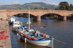 Insel Sardinien - Ufer des Temo : Fischerboote am Ufer des Temo, alte Steinbrücke in die Unterstadt von Bosa, Westküste, 2006