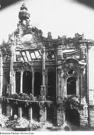 Dresden-Altstadt, Waisenhausstraße 6. Ruine des Zentraltheaters. Eingangsseite