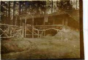 Fernsprechunterstand aus Holz im Wald, Russland