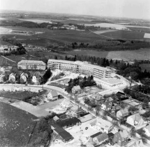 Kreiskrankenhaus im Umbau (Schützenstraße 55): Luftbild: im Hintergrund die Trave, dahinter Felder