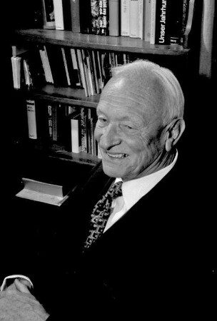 Freiburg: Wohnung; Hermann Linnemann; Portrait; vor Büchern