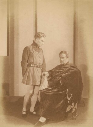Felix Steinböck als Prinz Heinz und Lothar Mehnert als Heinrich IV. in "König Heinrich IV." (1.Teil) von William Shakespeare. Dresden: Schauspielhaus, Neueinstudierung 06.05.1926