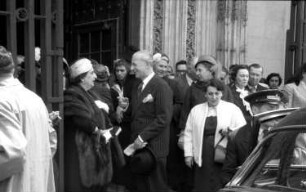 Madrid (Spanien): Gruppen vor der Kirche