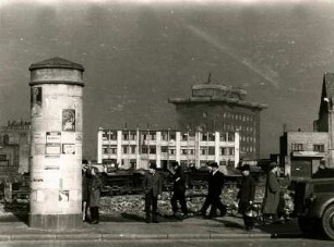 Hamburg. St. Pauli. Luftschutzbunker. Trümmer und Ruinen am Heiligengeistfeld erinnern an die Zerstörung 1943