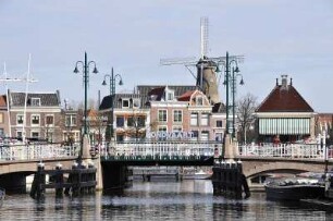 Leiden - Windmühle : Über den Dächern der Altstadt erhebt sich diese historische Windmühle, aufgenommen am 6. April 2010 in Leiden