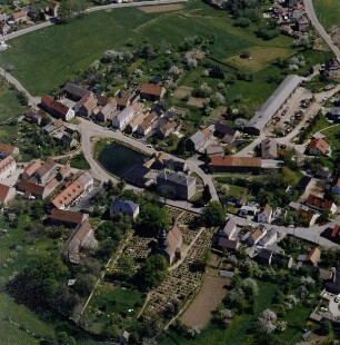 Moritzburg-Reichenberg. Ortsteil Reichenberg. Blick über Kirche und Friedhof. Luftbild-Schrägaufnahme von Südwesten