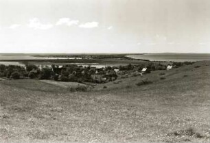Hiddensee. Blick auf Kloster, Vitte und Neuendorf, vorn Dornbusch. Am Horizont links die Türme von Stralsund und rechts die Festlandküste