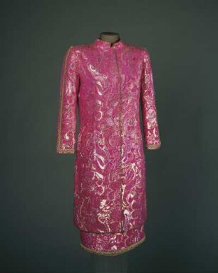 Tunikajacke mit passender Hose und Rock aus pinkfarbenem Brokat (Archivtitel)