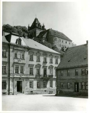 Liebstadt, Blick vom Marktplatz mit Gasthof "Zum schwarzen Kleeblatt" auf Schloss Kuckuckstein
