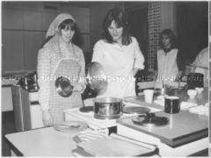 Berufsschülerinnen beim Kochen (Altersgruppe 14-17)