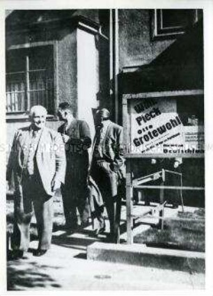 Wilhelm Pieck vor dem Büro der Bremer KPD