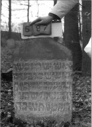 Grabstein 587 (Index: 100115304) Material: Sandstein Zustand: stark verwittert Maße HxBxT: 89x51x10 cm Beschreibung: Stele mit Rundbogenabschluß: Grabstein 587