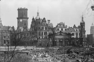 Altstädtische Hauptwache und Residenzschloss : Dresden-Altstadt, Theaterplatz, Ruinen von Altstädtischer Hauptwache und Residenzschloss von Nordwesten