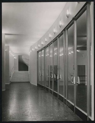 Stadthalle, Mülheim an der Ruhr Umbau: Großes Foyer mit seitlichem Treppenaufgang / Eingangsgeschoss