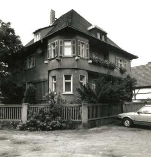 Dresden-Cossebaude, Hauptstraße 16. Villa (1925). Straßenansicht mit Einfriedung