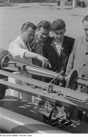 Angehörige der Fachschule für Landwirtschaftsmaschinenbau beim Unterricht