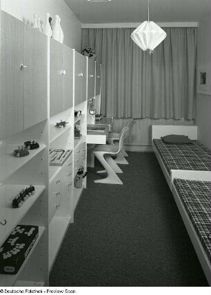 Anbauwand : Vierraumwohnung des Typs WBS 70. Kinderzimmer mit Anbauwand und Betten