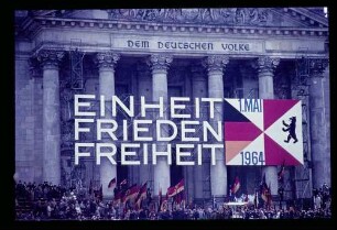 Maikundgebung/ Portal Reichstag „Einheit Frieden Freiheit 1.Mai 1964“