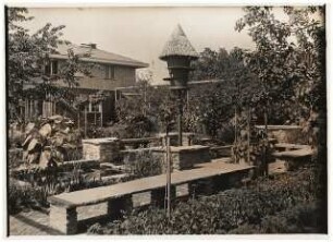Garten Charell, Potsdam-Sacrow: Steinbänke mit Taubenhaus