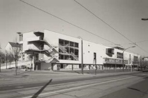 Dresden-Altstadt. St. Benno-Gymnasium (1994-1996, G. Behnisch), Pillnitzer Straße 39. Außenansicht von Südosten