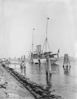 Dampfschiff an einer Anlegestelle an der Elbe