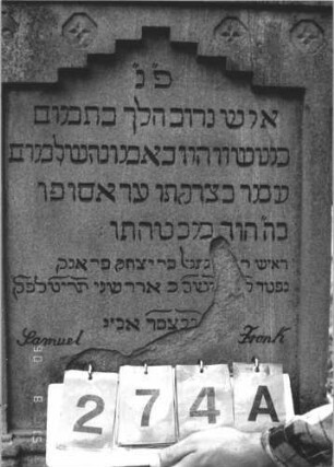 Grabstein 274 (Index: 100106907) Material: Sandstein Zustand: verwittert, teilweise abgeblättert, teilweise Textverlust, Stein mehrfach gesprungen, Lettern falsch nachgezogen Maße HxBxT: 140x58x16 cm Beschreibung: Stele mit Walmdachaufsatz, Schriftfeld eingetieft mit getrepptem Giebelabschluß, Sockel: Grabstein 274A