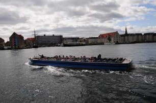 Rundfahrtboot in Kopenhagen : Hafenrundfahrt mit einem offenen Touristenboot. Aufgenommen in Kopenhagen im Mai 2008