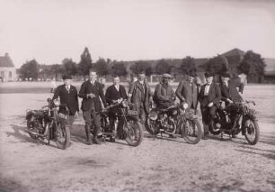 Motorradfahrertreffen, Fahrer, Beifahrer, Motorräder