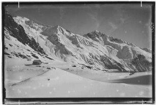 Stubaier Alpen. Dresdner Hütte (2308 Meter) mit Ruderhofspitze (3472 Meter) und Scheckbühelgrat (3093 Meter)