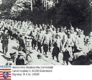 Darmstadt, 1914-1918 / Marsch französischer Kriegsgefangener durch Darmstadt / Gruppenaufnahme