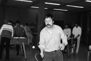 Freiburg im Breisgau: Wolf Biermann spielt Tischtennis in der Staudinger-Schule